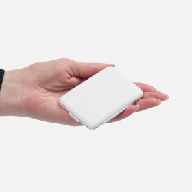 Органайзер с беспроводной зарядкой и набором адаптеров Octopod, белый